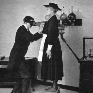 Primer examen radiológico (1896).