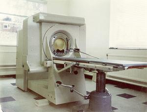Primer escáner de rayos x (cortesía de A. Thomas, Reino Unido).