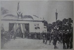 Porfirio Díaz y miembros del ejército caminando hacia la «Tienda de Honor» en el campo de Azures, El Mundo Ilustrado, 10-04-1904.