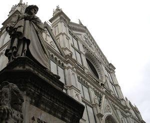 Iglesia de la Santa Croce de Florencia flanqueada por la estatua del poeta Dante Alighieri.