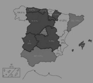 Gráfico que muestra un mapa de España con la distribución geográfica de la cirugía de las CC en las distintas comunidades autónomas (CCAA) durante el año 2016: en gris claro se muestran las CCAA con > 10% de actividad; en blanco las CCAA con actividad entre 1-10%; en gris oscuro las CCAA con < 1% actividad en CC. Se detallan en la casilla de cada comunidad tanto los números absolutos de la cirugía de CC como el porcentaje respecto del total de cirugía de CC española.