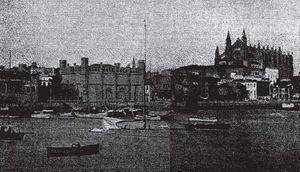 Vista marítima de La Lonja donde se celebró la exposición comercial. Detrás, la catedral (España Médica. 1914;4(119):10).