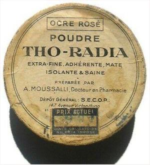 Envase de polvos cosméticos de laboratorio Tho-Radia en el que se destacan sus excelentes propiedades cosméticas junto a la palabra «saludable». https://www.picclickimg.com/d/l400/pict/222857405424_/THO-RADIA-POUDRE-exceptionally-rare-French-compact-powder-Ocre.jpg.