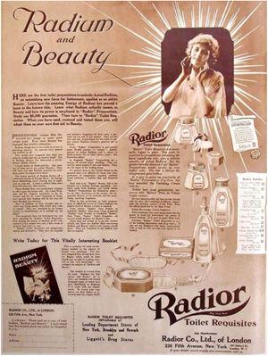Publicidad de cosméticos Radior que muestra una gama completa de productos para el cuidado de la belleza femenina. https://upload.wikimedia.org/wikipedia/commons/thumb/7/70/Radior_cosmetics_containing_radium_1918.jpg/356px Radior_cosmetics_containing_radium_1918.jpg.