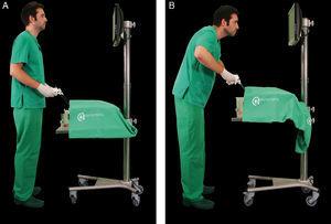 En cirugía laparoscópica: A) postura corporal correcta; B) postura corporal incorrecta.