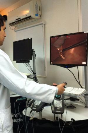 Residente entrenando en simulador virtual. Procedimiento: colecistectomía laparoscópica.