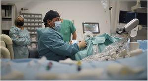 Entorno típico para una ablación por radiofrecuencia de un nódulo tiroideo o adenoma paratiroideo. El operador se coloca en la cabecera del paciente, mirando directamente al monitor del ecógrafo para permitir un monitoreo constante de la punta del electrodo.