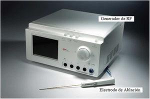 Dispositivo de radiofrecuencia que consta básicamente de un generador eléctrico y un electrodo de RF (18 G) con punta activa.