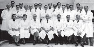 Carelli con el personal del Instituto (1934).