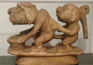 Escultura en una vértebra de una relación homosexual masculina en donde el personaje más pequeño penetra analmente al más grande y gibado, ambos de pie. Cultura Tairona altura 12.5cm, longitud 18cm y 4cm de ancho.