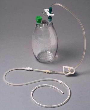 Botella de drenaje con el extremo que se inserta en la válvula unidireccional del catéter para la evacuación del líquido pleural. Catéter pleural con una válvula unidireccional en el extremo distal.