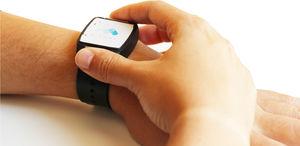 Posición del monitor de ritmo cardiaco y colocación de los dedos pulgar e índice para registrar el electrocardiograma.