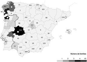 Distribución geográfica (por origen) de las familias portadoras de la variante p.Arg21Leu de TPM1. Mapas de Portugal y España por regiones. La concentración de familias (origen) está representada en escala de grises. Los círculos blancos indican los hospitales de referencia donde se identificó a los probandos. Los números (n) representan los estudios de miocardiopatía hipertrófica solicitados por cada región.