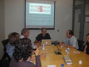 Durante una sesión con un grupo de españoles en el Pain Center de la Universidad Mc Gill.