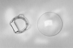 A WIT device (left) compared to a standard soft contact lens (right).
