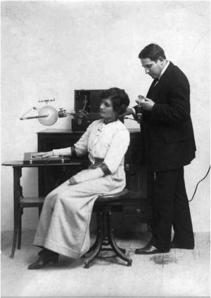 Scene with the Sánchez machine operated by Mónico himself, taking an X-ray of a woman's hand. Note the size of the briefcase and the Crookes tube mounted on a folding support. Photograph kindly provided by the family of Mónico Sánchez Moreno.