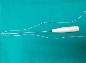 Dispositivo de sutura meniscal utilizado para la reinserción del cuerno posterior del menisco externo. Consta de un mango con una hendidura para el pulgar y de una aguja con un orificio en la punta, a través del cual se introduce el hilo de sutura.