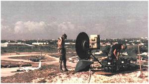 Sistema de rádio por satélite do exército norte‐americano na Somália – Operação Restoring Hope (1992). Fonte: Restoring Hope – History Division – United States Marine Corps.84.