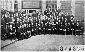 Dermatologistas participantes do primeiro Congresso Internacional de Dermatologia e Sifiologia – Paris (1889). Fonte: Coleção Le musée de l’Hôpital Saint‐Louis.54